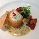 オテル・ド・ヨシノ - 蓋の海老煎をはずすと、スズキの中には海老・イタリアンパセリのバターソースで