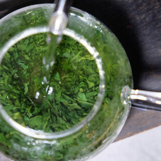 茶葉から仕入れ、店内で仕込んだ厳選茶割！