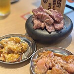 焼肉大衆酒場 真肉焼屋 天神橋四丁目店 - 厚切りタン食べ比べ　厚切りミノ　牛テッチャン