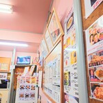 味楽 - 店内入って右の壁にはメニューがぎっしり。