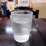 味楽 - 着席後すぐに提供してくれる、冷たいお水。