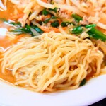 味楽 - 丁度よい茹で加減の中細麺。