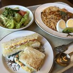 ルーエ ぶらじる - ツレがとっていたナポリタンのセット(1,350円)です。焼きサンドもついてくる充実ぶり、ドリンクもついてます。パスタも3種から選べます。