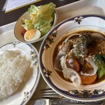 ルーエ ぶらじる - 1回目にいただいたときの日替わりランチ(800円)です。煮込みハンバーグですね。ボリュームもあり味付けも良く美味しくいただきました。