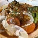 ルーエ ぶらじる - 煮込みハンバーグのアップです。野菜もたっぷりでソースもとても美味しくて、ゴージャスなランチなのに、価格が800円でセットと言う驚きの価格。企業努力に感謝。(❁´ω`❁)