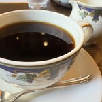 ルーエ ぶらじる - コーヒーも本格的な味で深煎り。出てくるクリームが本格的なクリームなので入れてもコーヒーの味が生きるランチに+200円でいただけるのはありがたいですね。(´∇｀)