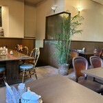 ルーエ ぶらじる - 店内は広いテーブル席がいくつかあり。1番奥には団体様向けのテーブルや窓の近くには横並びのテーブル席があったり様々です。どんな人数にも対応できそうな落ち着いた店舗内です。(´∇｀)