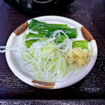 うどんや 藤 - 薬味（ネギ＆生姜）の他に糧（かて）として茹でた小松菜が付きます。