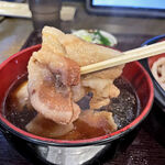 うどんや 藤 - 具材はシンプルに豚バラ肉のみ。