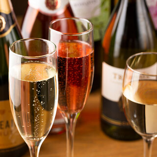 スパークリングワインなど、チーズに合うドリンクのラインナップ