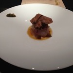 エクアトゥール - ★９前菜
      １時間前に活け締めした真鯛とアルバ産白トリュフのカルパッチョ仕立て、グリーンペッパー