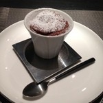 エクアトゥール - ★8デセール　軽すぎるスフレショコラ、アーモンドクリーム入り