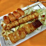 今屋のハンバーガー  - 豚串、鶏皮、ウインナー(タレ味)