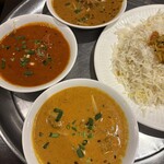 ハリマ・ケバブ・ビリヤニ - 3種上からチキンカレー、エビとトマトのカレー、シーフードカレー