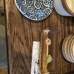 夛左ヱ門 - 蕎麦を数本塩に付けて頂く為の青い皿、岩塩とワサビが乗った皿