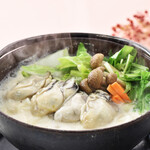 田舎茶屋 わたや - わたや風牡蠣の味噌鍋焼きうどん