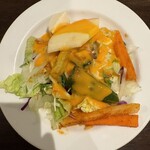 ハリマ・ケバブ・ビリヤニ - サラダ、生野菜とりんごにお豆腐まで入るのよ