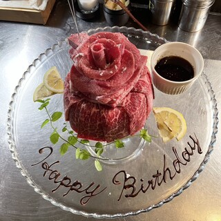 誕生日・記念日にピッタリな肉フラワーや肉ケーキのサービス♪