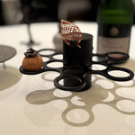 エディション・コウジ シモムラ - アミューズブーシュ1品目 とうもろこしのパーニプーリー　ひよこ豆をペースト チュロス　花型ビーツ揚げ物 チップス