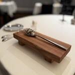 エディション・コウジ シモムラ - アミューズブーシュ2品目 スプーン ヤリイカ、鮑、キャビアのタルタル