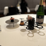 エディション・コウジ シモムラ - アミューズブーシュ1品目 とうもろこしのパーニプーリー　ひよこ豆をペースト チュロス　花型ビーツ揚げ物 チップス