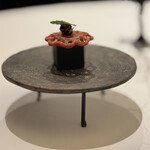 エディション・コウジ シモムラ - アミューズブーシュ1品目 とうもろこしのパーニプーリー　ひよこ豆をペースト チュロス　花型ビーツ揚げ物 チップス