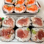 おにぎり屋 丸豊 - まぐろたっぷり巻・サーモンたっぷり巻