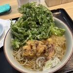 江戸そば 孫吉 - 「ゲソ天そば　温」（800圓）
「春菊天」（200圓）、春菊天と白ネギを御蕎麥に入れる。