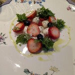 AIC秋津洲京都 清水別邸 - 私のチョイス　前菜１品目苺・ラズベリー・ブルーベリーとモッツァレラ山葵菜のサラダ