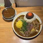 吉田カレー  - レギュラーカレー、並、豚小、玉ねぎアチャール、ポテトサラダ（限定トッピング）、ゴーダチーズ（限定トッピング）、ブリ漬け（限定トッピング）、ブリカレー（限定カレー）