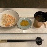 初海 - 釜焚き蟹御飯　たっぷりの蟹といくらがいっぱい！
      香の物　赤出汁