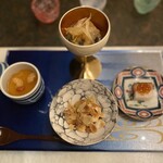 初海 - 前菜
                                茄子の旨煮　柿と胡麻豆腐の白和え　紅白押し寿司　
                                蕪の摺り流し