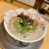 博多ラーメン 和 - 赤の色が欲しいので、卓上から紅生姜を後でトッピング