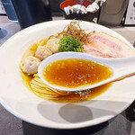 Ramen Break Beats - 天草大王のコンソメスープ＋羅臼昆布出汁のスープは、非常にクリアで醤油の香ばしさとコクを存分に感じられます