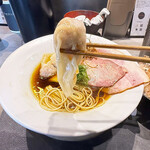 Ramen Break Beats - 餡がたっぷり詰まったワンタン