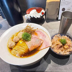Ramen Break Beats - 「醤油ワンタンらぁ麺」＋限定ご飯の「やまゆりポーク」の「炙りチャーシューご飯」