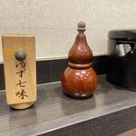 小諸そば 新橋店 - 七味、ゆず七味が香ばしくて蕎麦の旨味が増す