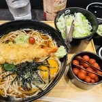 小諸そば 新橋店 - ネギ、わさび、小梅(ご飯用?)など薬味が沢山ある