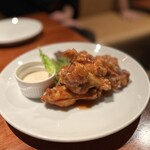 チェリーパブ白馬 - バッファローウイング：甘辛タレをまとったチキンにサワークリームソースを付けて食べる、アメリカでは鉄板の美味い一品。