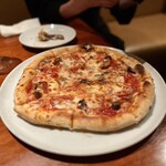 チェリーパブ白馬 - 石窯で焼いたピザ。チーズが熱々でトロトロです。