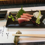 Manryou - お刺身盛り合わせ。ヨコワが大きい、サヨリがキレイ。イカは甘いよ～。美味しかったです！1600円