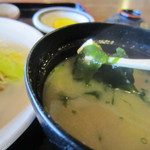 レストラン庄山 - 定食のお味噌汁はワカメと豆腐のお味噌汁、先ずはこれを食べて身体を温めました。
