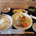 レストラン庄山 - 懐かしい土間の香りを楽しみながら料理を待ってると注文した豆腐のハンバーグ定食９１０円が運ばれてきました。
