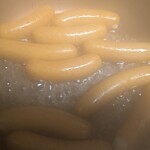 サイトウハム店舗直売所 - 水を入れて、茹で焼き。