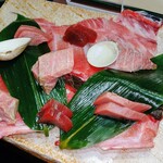 大衆酒場 まるちゃん - 中落（骨）の上に、大トロ、中トロ、天身（赤身）です