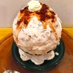 京氷菓 つらら - 中には、たっぷりのあずきが入っており、あずきの粒の一つ一つから、ほどよい甘さと旨みが感じられて美味しい～!! 最後は、各シロップが絡み合って、ミルキーな味わいになって最後まで美味しい～!!( ^o^)ﾉ