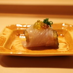 寿しの吉乃 - ナスのヒラメ巻、上の球体はオリーブオイル