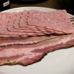 薫香るベーコンと定番ボローニャのタッグ