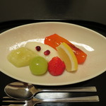 和ごころ 泉 - 太秋柿、洋ナシ、メロン、シャインマスカット、苺、ざくろの盛り合わせ