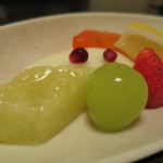 和ごころ 泉 - 太秋柿、洋ナシ、メロン、シャインマスカット、苺、ざくろの盛り合わせアップ